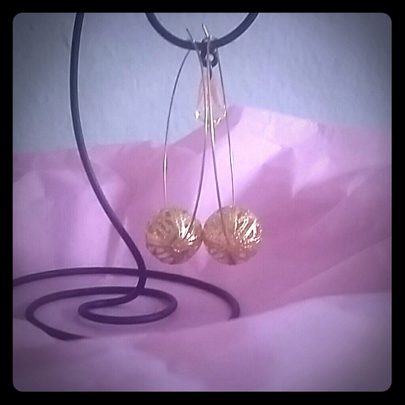 Gold tone earrings - Picture 1 of 2